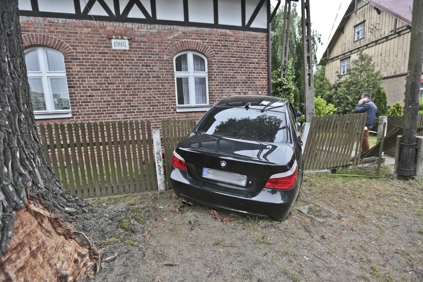 Samochód marki BMW uderzył w budynek mieszkalny w Bytnicy.