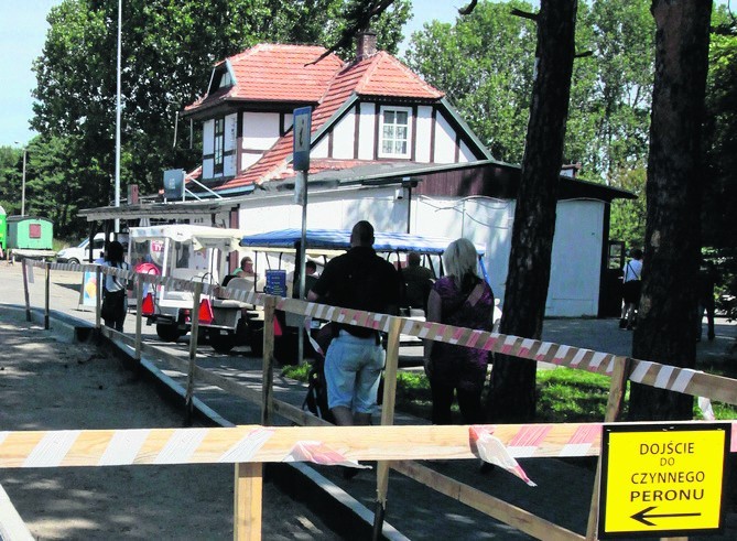 Piętrowy budynek powstawał w bólach - jak zresztą kolej...