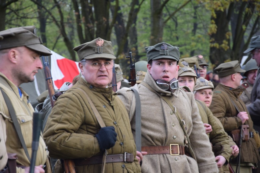 Na planie bitwy można było zobaczyć grupy rekonstrukcyjne z...