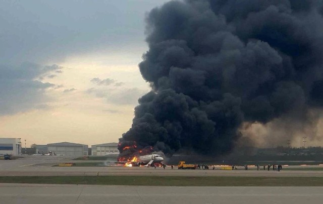 Pożar samolotu, jak podają niektóre źródła, miał wybuchnąć ze względu na uderzenie pioruna. Jak informuje CNN w pożarze samolotu zginęło co najmniej 13 osób, 5 natomiast zostało rannych.