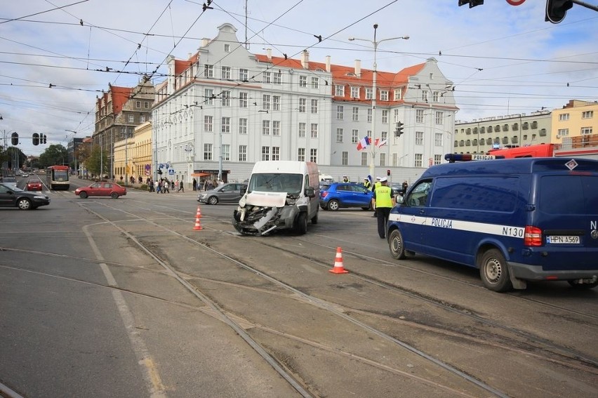 Zderzenie karetki i samochodu osobowego w centrum Gdańska