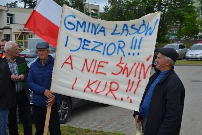 Protest mieszkańców Czarnej Dąbrówki przed Starostwem...