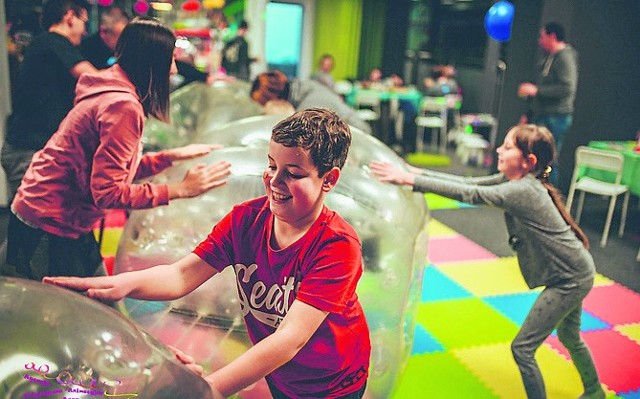 Na zajęciach u Anny Zatorskiej dzieci będą mogły bawić się przy popularnych dmuchanych kulach bumper ball