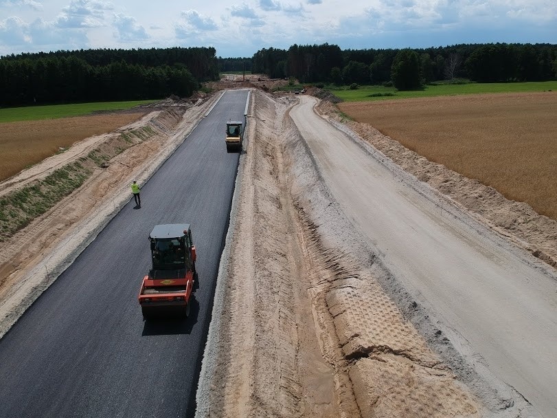 Tak postępują prace na placu budowy obwodnicy Wronek....