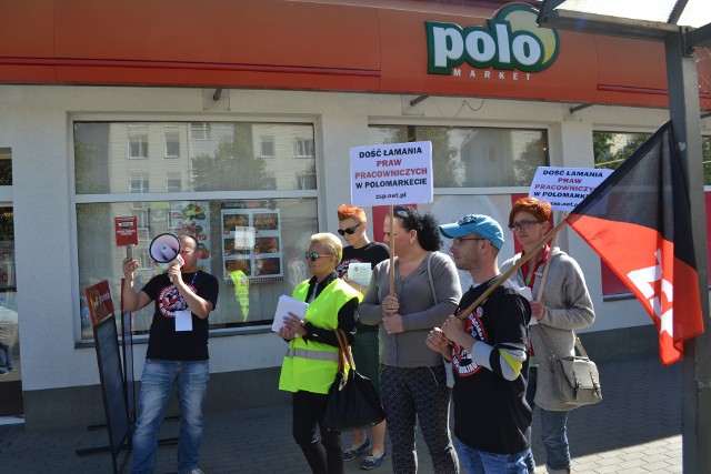 W Koronowie przed marketem Polo spotkaliśmy niewielką grupę protestujących. Z panem Rafałem sześć osób.