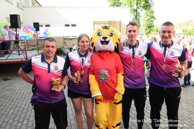 W niedzielę w Żelkowie było gorąco, gwarno i radośnie, bo świętowano 5-lecie Ludowego Uczniowskiego Klubu Sportowego Żelki, którego prezesem jest Łukasz Stolarski.