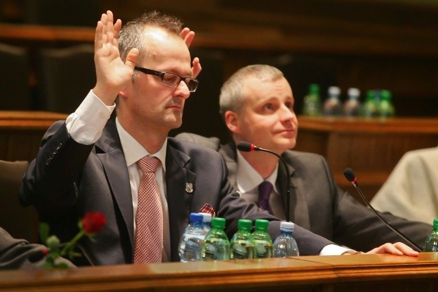 Rafał Czepil (na pierwszym planie), apeluje do Rafała Dutkiewicza, by zajął się komunikacją miejską