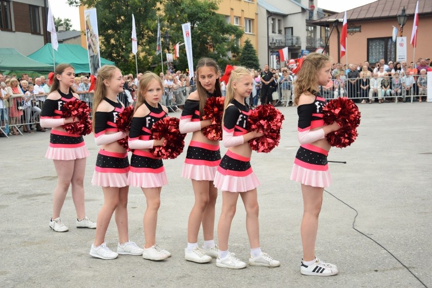 Parada i tańce instrumentalistów w Skale. Festiwal Orkiestr Wojskowych i Dętych