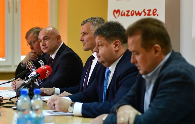Podczas piątkowej konferencji prasowej samorządowcy mówili o wadze programów wsparcia dla małych miast i gmin na Mazowszu.