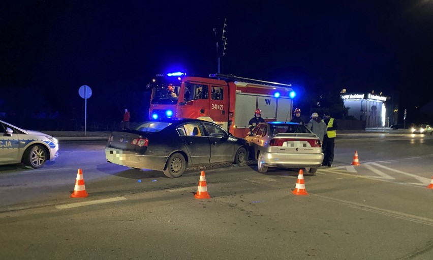 Wypadek w Ostrołęce, na skrzyżowaniu ulic 11 Listopada i Dobrzańskiego. 21.02.2022. Zdjęcia