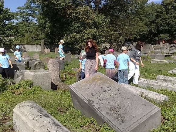 Przez godzinę dzieci ze Szkoy Podstawowej nr 14 4 września 2009 roku sprzątały cmentarz żydowski przy ul. Wschodniej. Potem złożyły kwiaty na macewach.