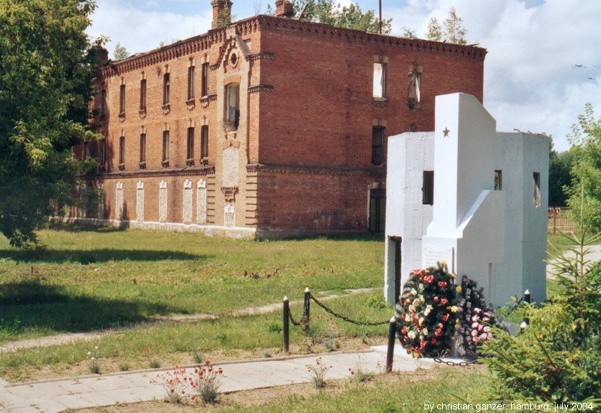 Ruiny budynku obozowej administracji, na pierwszym planie pomnik zbudowany w 1962 na miejscu dawnego obozu.