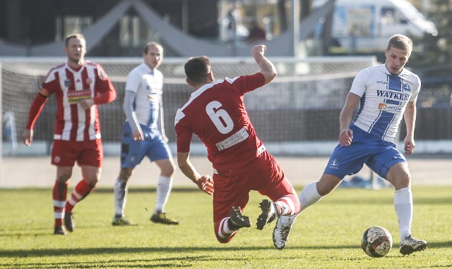 Sebastian Brocki (przy piłce) opuścił Stal Rzeszów. Możliwe, że jego nowym klubem będzie Sokół Sieniawa