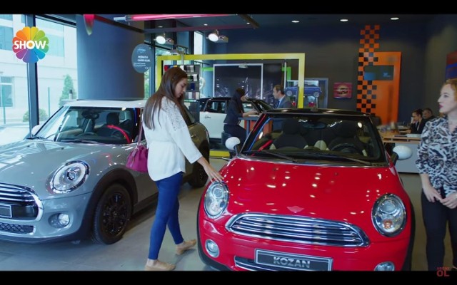 Nur kupuje piękne czerwone auto w firmie Yigita.YouTube.com