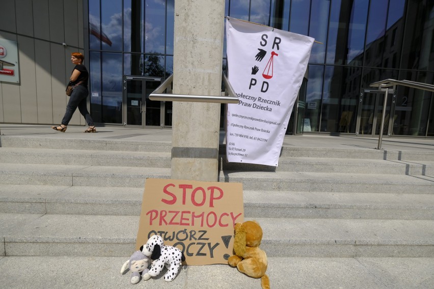 "Dzieci są półsierotami przez sędziów". Marsz przeciw przemocy nad dziećmi przeszedł ulicami Poznania