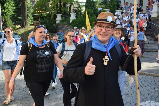 W poniedziałek rano z kościoła pw. Bożego Ciała w Oleśnie ruszyła tegoroczna piesza pielgrzymka na Górę Świętej Anny.- W tym roku z Olesna wyruszyło 130 osób, część pielgrzymów dołączy po drodze - mówi ks. Walter Lenart, proboszcz parafii w Oleśnie.