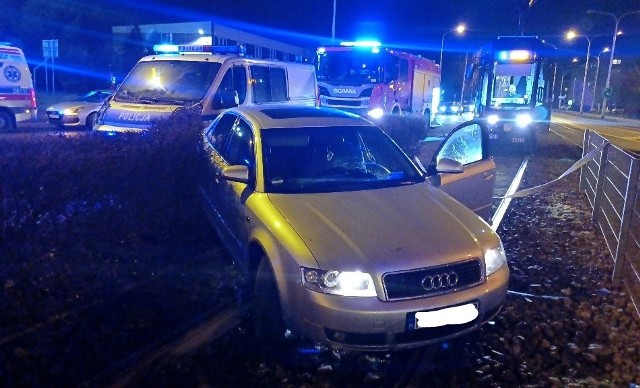 Uciekając przed policją, kierowca audi wpadł na torowisko tramwajowe na ulicy Grabiszyńskiej we Wrocławiu i je zablokował.