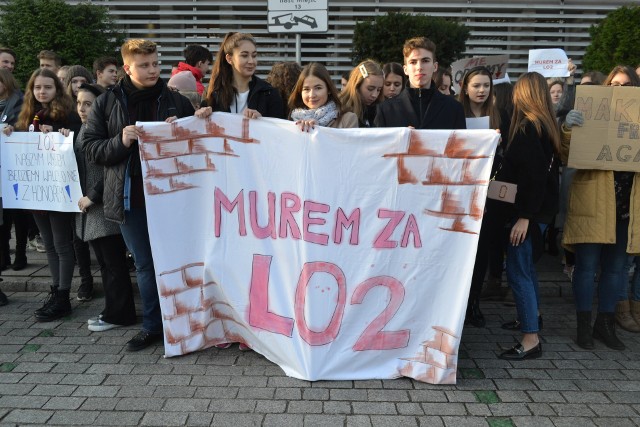 Strajk uczniów i nauczycieli przed Urzędem Miejskim w Jaworznie
