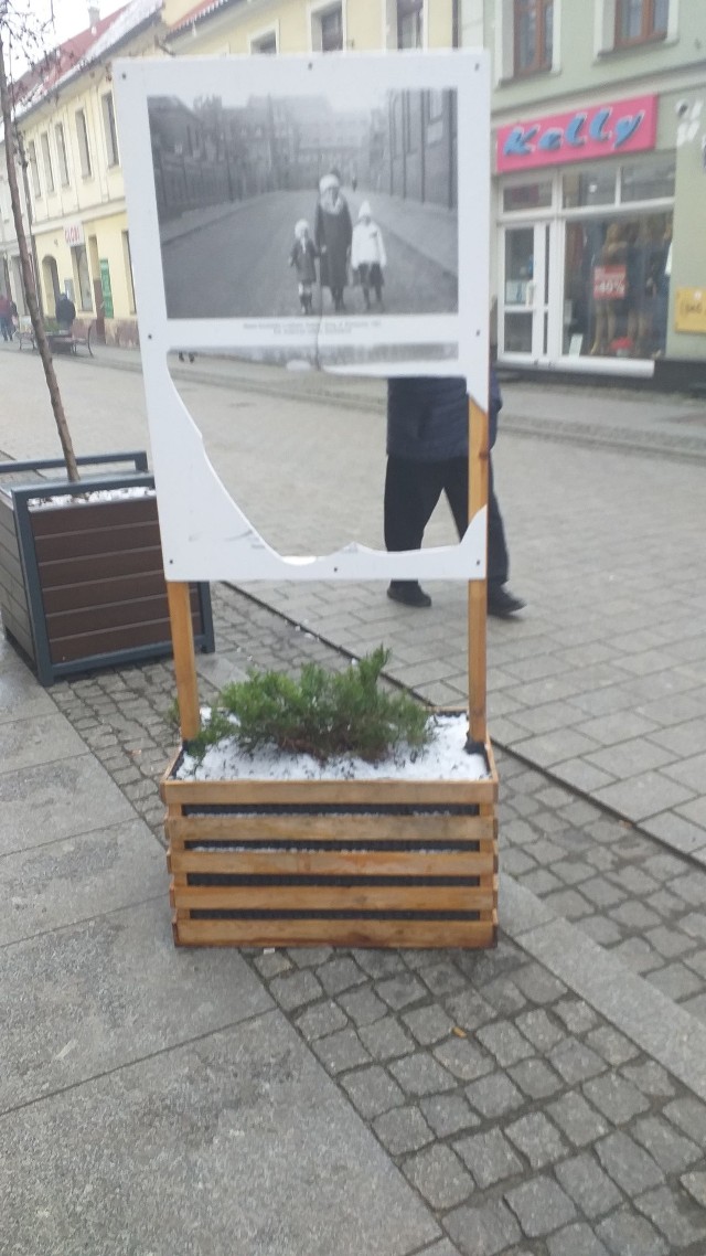 Wystawa zdjęć zatytułowana „Zima i święta w mieście” powstała dzięki mieszkańcom, którzy udostępnili urzędnikom fotografie ze swoich rodzinnych  archiwów. Niestety, znalazł się ktoś komu te zdjęcia przeszkadzały