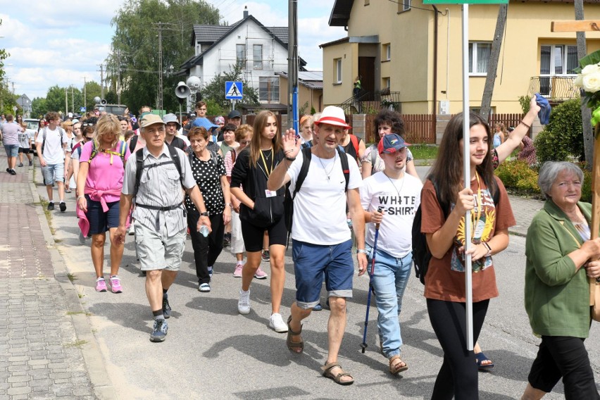 Pielgrzymka na Jasną Górę wyruszyła z Końskich. Zobacz zdjęcia