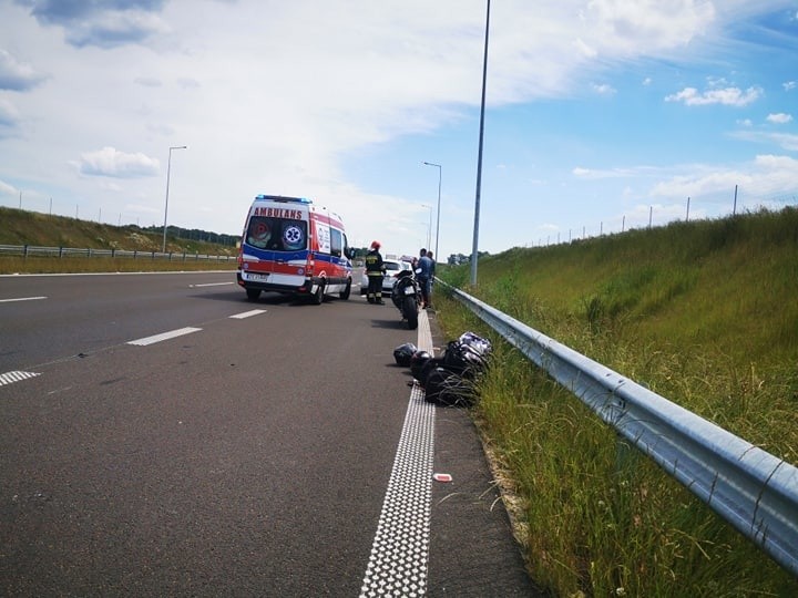 Wypadek na S6 w kierunku Koszalina. Motocyklista ranny