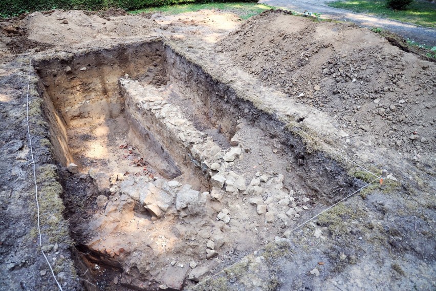Oczekiwano pozostałości Reduty Kościuszki, zamiast tego odkryto średniowieczny cmentarz