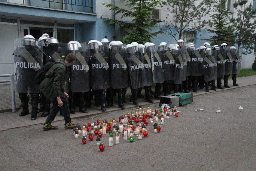 17.05.2016 przy komisariacie Trzemeska trwały zamieszki