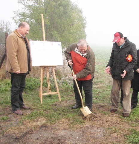 Szpadel był w kolorze złotym. Wbił go kierownik budowy Mirosław Przywara. Bacznie obserwowali go inspektor nadzoru Antoni Błaszczyński (z prawej) oraz wiceburmistrz Jacek Duma.