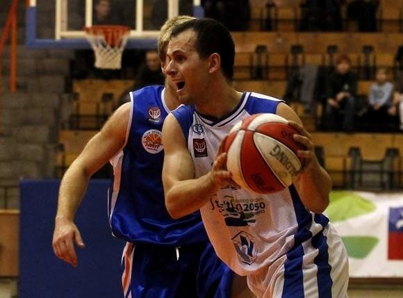 Łukasz Pacocha (z piłką) rzucił w meczu z Sudetami Jelenia Góra 21 pkt.