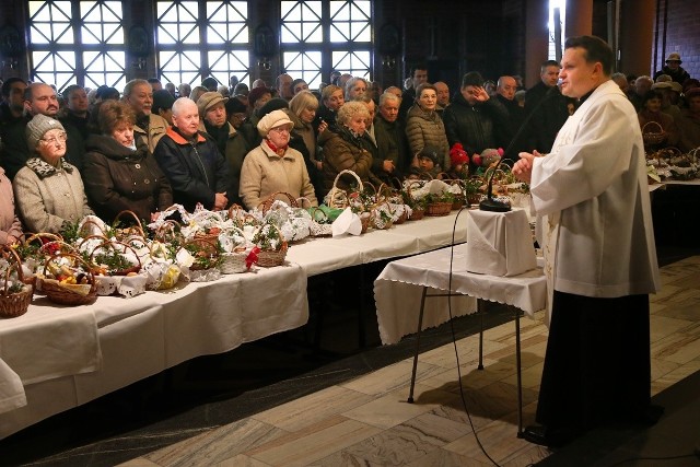 Święcenie pokarmów w parafii p.w. Chrystusa Króla we Wrocławiu przy ulicy Młodych Techników