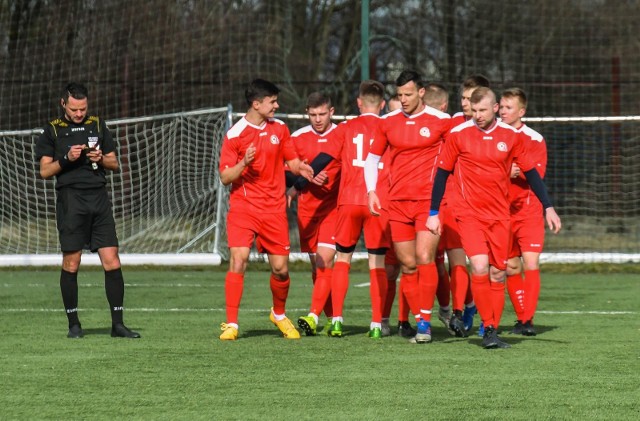 Ekipa amatorów z Podkarpacia (czerwone stroje) podtrzymała zwycięską serię i po pierwszej serii gier prowadzi w krajowym finale UEFA Regions Cup.