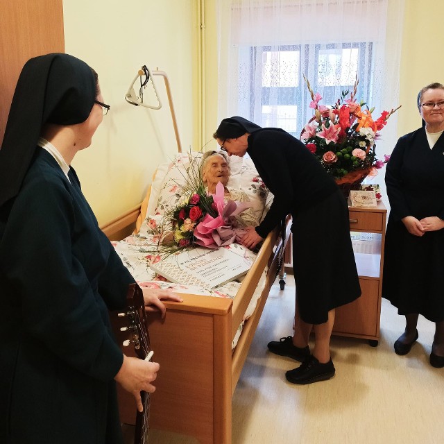 Piękny jubileusz - 110 urodziny Elżbiety Rogali. Obchodziła je w towarzystwie wielu gości m.in. burmistrza Chełmna Artura Mikiewicza