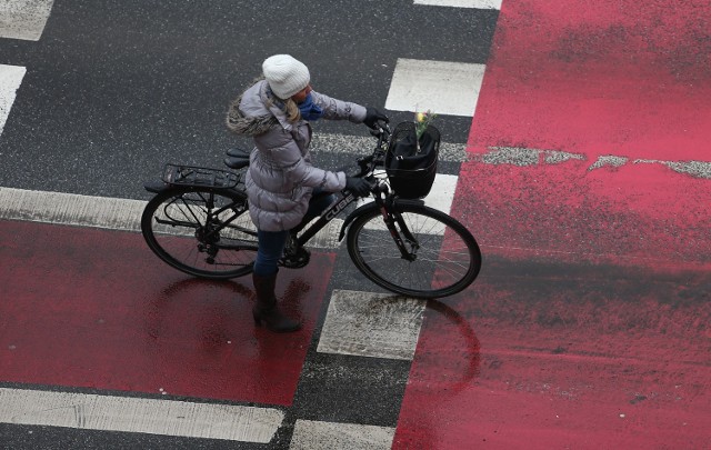 Wprowadzenie wymogu posiadania karty rowerowej dla osób nie mających prawa jazdy jest jedną z koncepcji, która ma zagwarantować zwiększenie znajomości przepisów ruchu drogowego wśród tej grupy użytkowników dróg