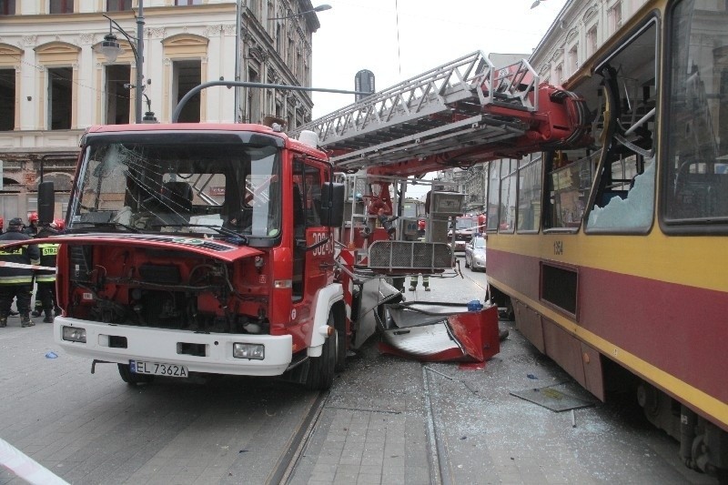 Wypadek Piotrkowska Narutowicza. Wóz strażacki uderzył w tramwaj. Są ranni [zdjęcia]