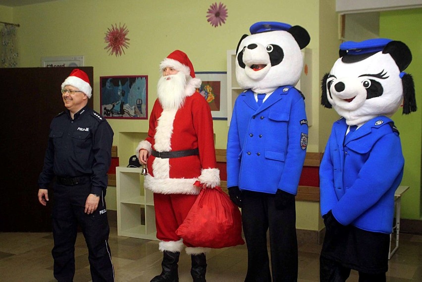 Lubelscy policjanci odwiedzili ze św. Mikołajem szpital dziecięcy (ZDJĘCIA)
