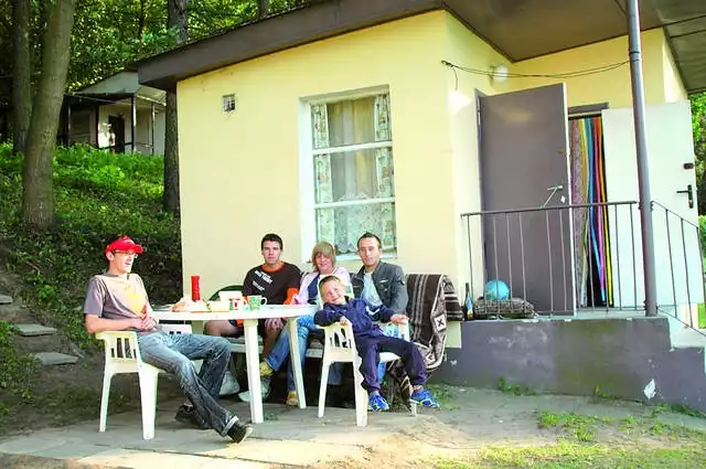 Mieszkańcy Chełmna już wynajmują domki nad Jeziorem Starogrodzkim. - Bardzo miło spędza się tutaj czas - mówią wypoczywający.