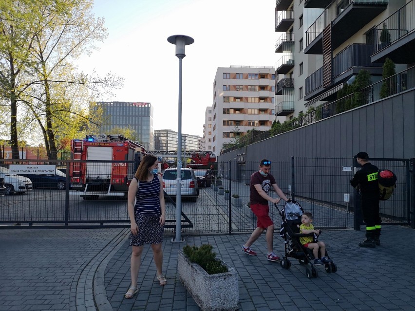 Kraków. Strażacy na pomoc mamie zamkniętej przez dziecko na balkonie [ZDJĘCIA]