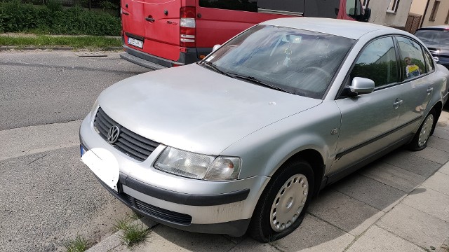 Srebrny volkswagen przez kilkanaście tygodni stał porzucony na skrzyżowaniu ulic Ogrodowej i Spółdzielczej w Czeladzi Zobacz kolejne zdjęcia/plansze. Przesuwaj zdjęcia w prawo - naciśnij strzałkę lub przycisk NASTĘPNE