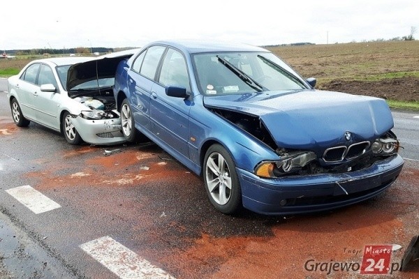 Litewski kierowca mazdy najechał na tył BMW, a te uderzyło w...