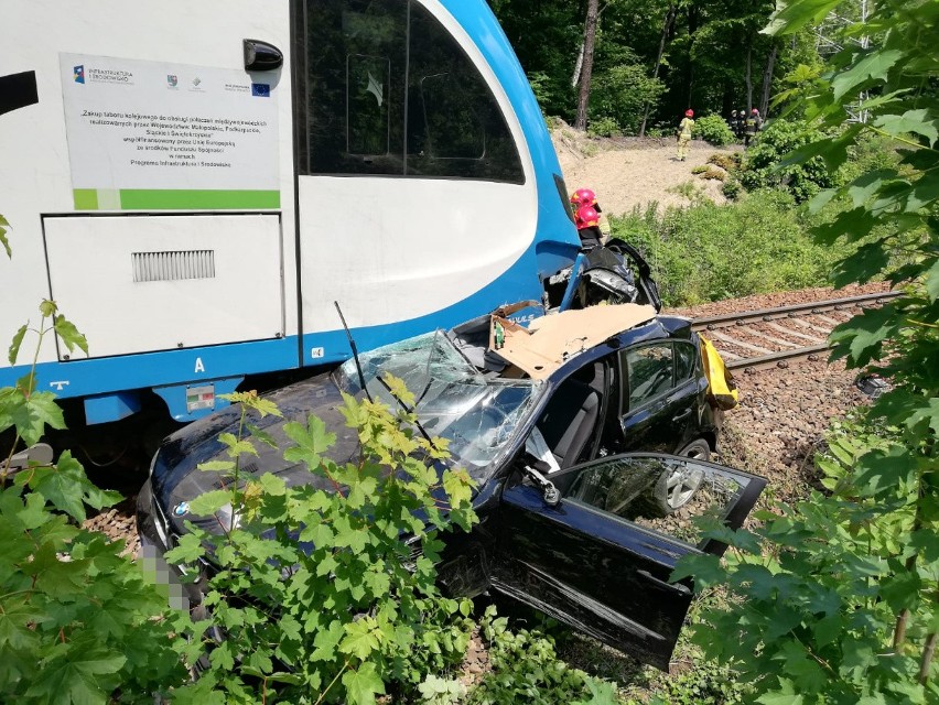 Wypadek w Mikołowie. BMW wjechało pod pociąg....