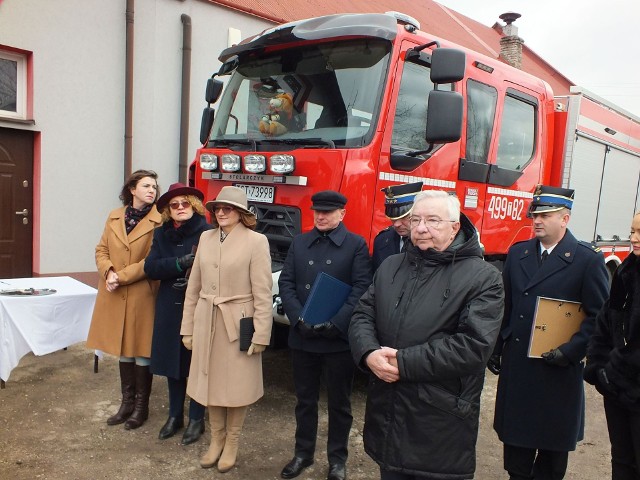 Oficjalni goście podczas przekazania samochodu druhom ze starachowickiego osiedla Michałów.