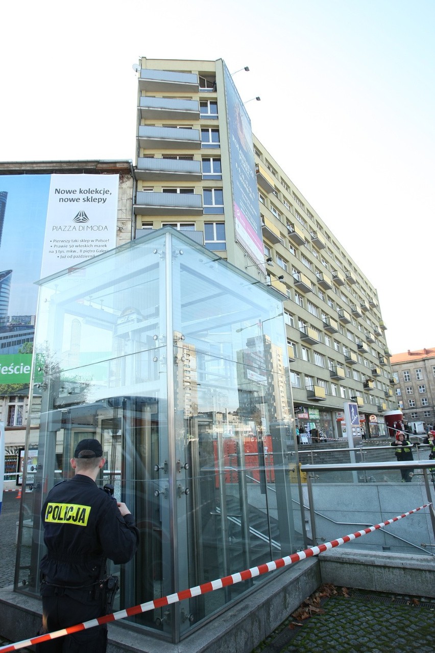 Wrocław, samobójca chce skoczyć z okna budynku na placu...