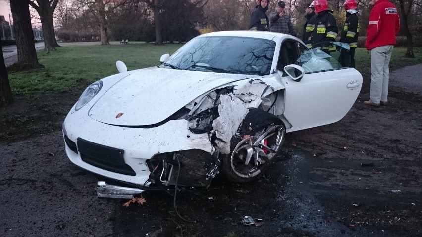 Wrocław: Porsche uderzyło w drzewo przy pl. Powstańców Śląskich. Kierowca uciekł z miejsca wypadku