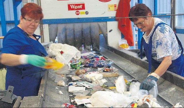 Odpady posegregowane, plastiki i makulatura, są jeszcze szczegółowiej rozdzielane przez pracowników PGK, na przykład na tekturę i papier gazetowy.