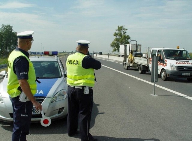 W tym czasie doszło do trzech wypadków drogowych, w których jedna osoba zginęła, a trzy zostały ranne. Niestety znaleźli się i tacy kierowcy, którzy zdecydowali się wsiąść za kierownicę pod wpływem alkoholu. W trakcie prowadzonych działań zatrzymanych zostało 15 takich kierujących.