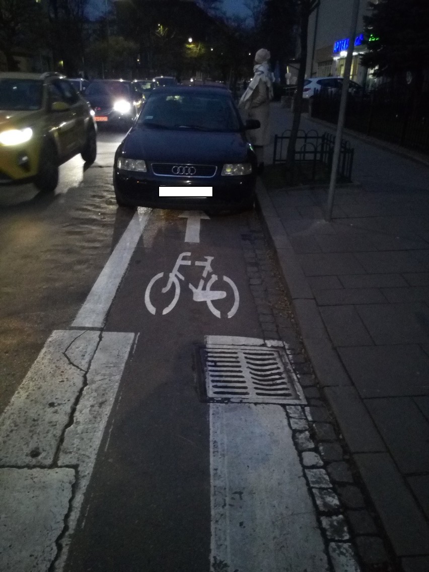 Zastawiają bramy, tarasują przejazd tramwajom, niszczą...