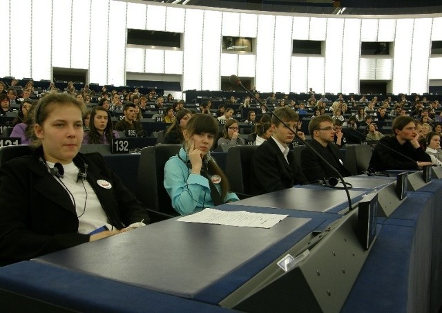 W obradach parlamentu uczestniczyły m.in. Agnieszka Śniowska i Paulina Jurczyńska (pierwsze od lewej).