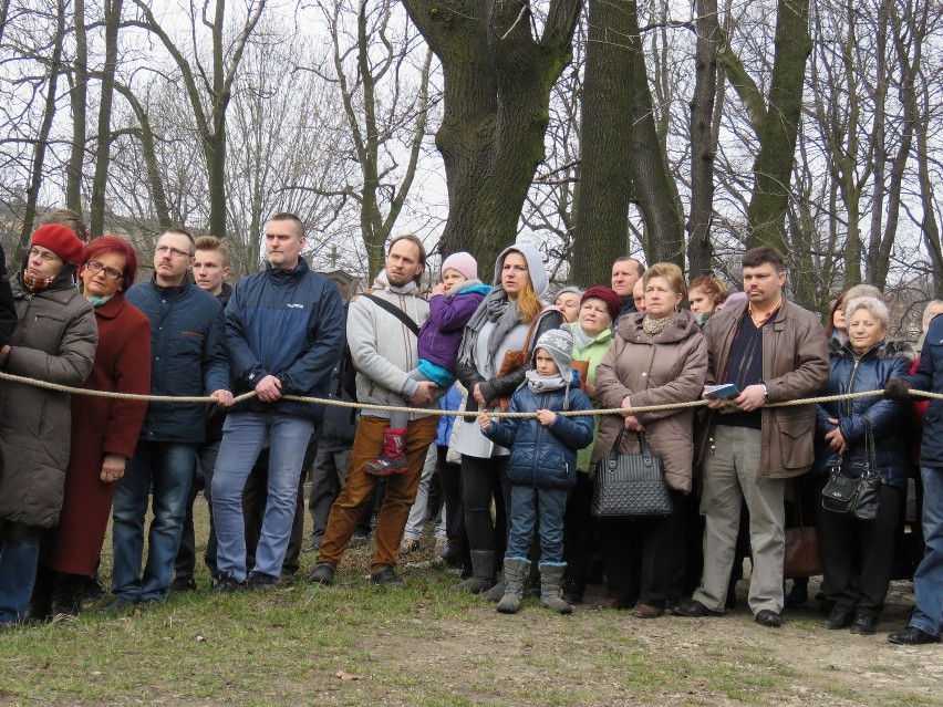 Tysiące wiernych na Misterium Męki Pańskiej na piekarskiej kalwarii [ZDJĘCIA, WIDEO]