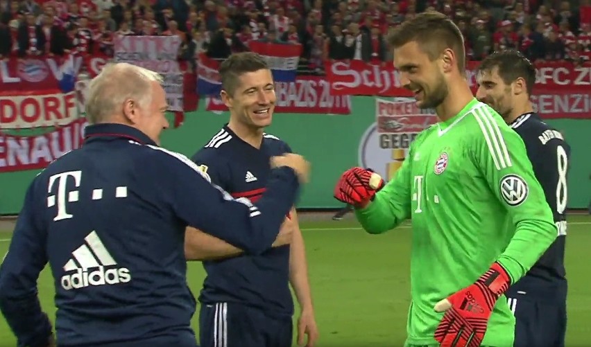 Ulreich odbiera gratulacje po obronionym rzucie karnym