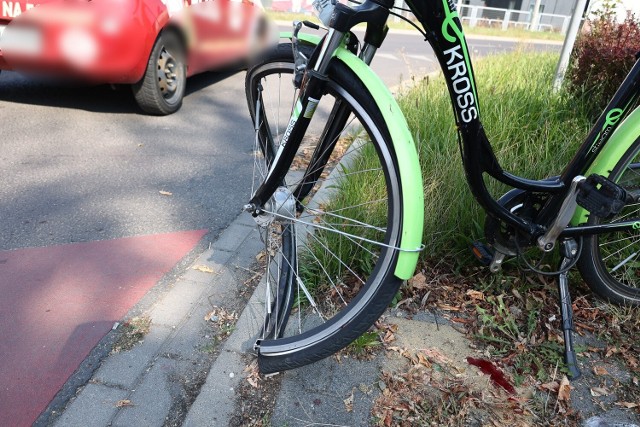 Zderzenie rowerzystki z autem nauki jazdy. Kobieta trafiła do szpitala